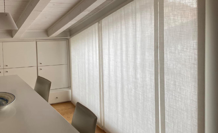 una tenda creata su misura per una zona pranzo