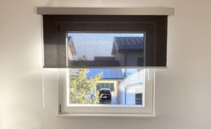 una tenda a rullo filtrante color nero