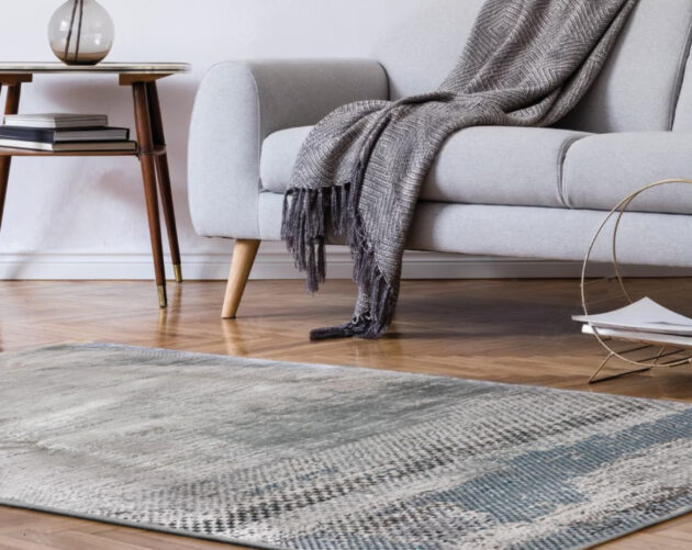 il dettaglio di un tappeto dai colori del grigio in un salotto
